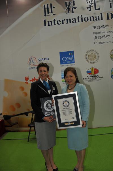 長城國際展覽有限責(zé)任公司總經(jīng)理程楊接受吉尼斯認(rèn)證官頒發(fā)的官方認(rèn)證書